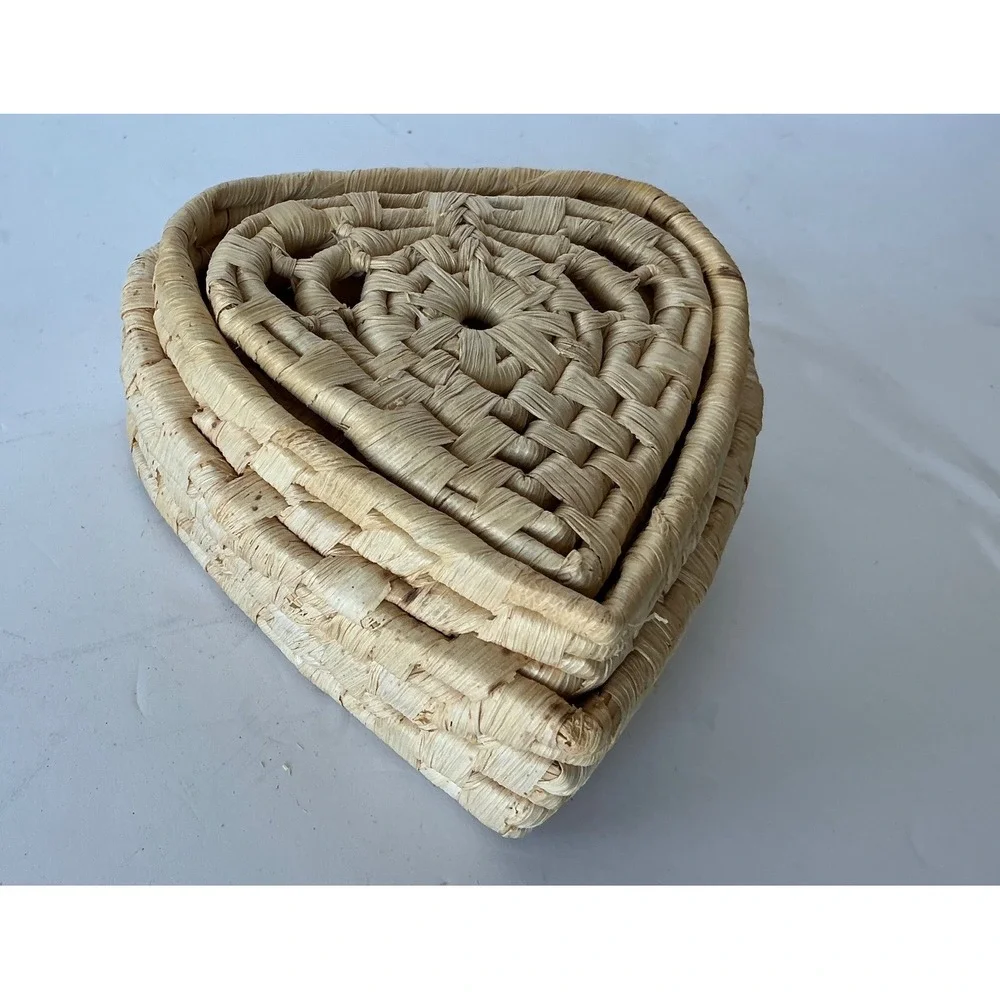 Vintage Heart Woven Straw Basket with Lid and‎ 4 Coasters Set Tan Boho